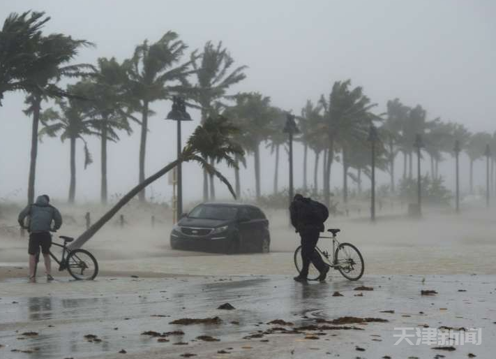 美国佛罗里达遭遇强风暴，东海岸将受影响